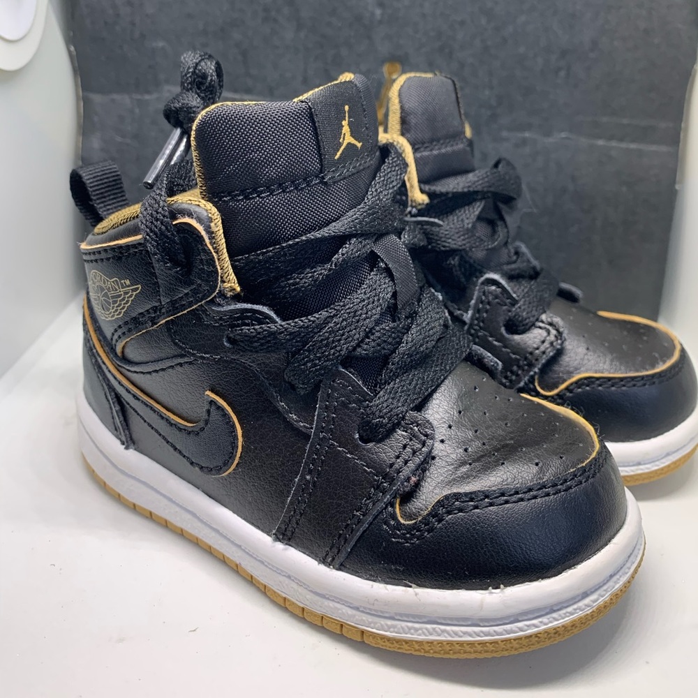 Jordan 1 Mid BT (Black/Gold)